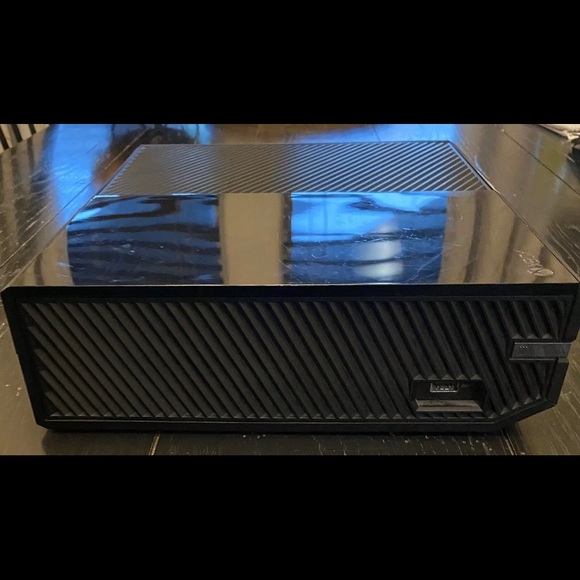 BARELY USED XBOX ONE!! COMES WITH CONTROLLER 500gb - Picture 4 of 4